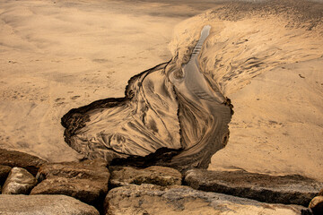 >EIne Quelle am Strand zieht ihre Spur