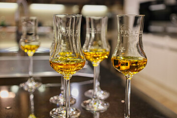 Flasche und Glas, Safran Likör, Landkreises Altenburger Land, Sachsen, Deutschland	