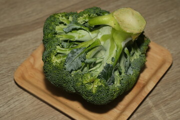 Broccoli (Brassica oleracea var. italica) is a nutrient-rich vegetable belonging to the cruciferous family, which includes cabbage, kale, and Brussels sprouts. 