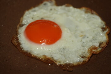 A sunny-side up egg is a classic way to prepare eggs where the yolk remains runny, and the whites are fully cooked but tender. Its name comes from the bright, yellow yolk resembling the sun. 