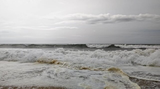 gro&szlig;e kr&auml;ftige Wellen brechen auf flachen Sandstrand in Zeitlupe, K&uuml;ste, Meer, Brandung, Wasser, Energie, Natur, Landschaft