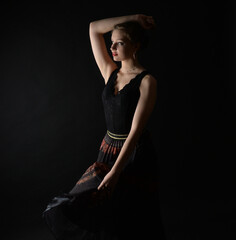 Naklejka premium frau, schönheit, gestalten, leitbild, haar, glamour, bekleidung, black, frau, dark, person, eleganz, sinnlichkeit, lang, atelier, posing, blond, gesicht, 1, leute, körper, stil, elegant, sinnlich, lip