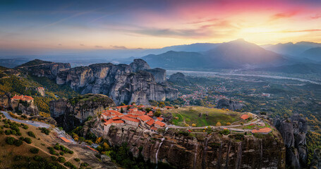 Obraz premium Beautiful aerial sunset view of the landscape with valley, mountains and monasteries of Meteora, Kalampaka, Greece
