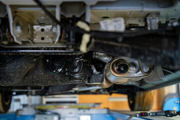 Garage en train de réparer une voiture