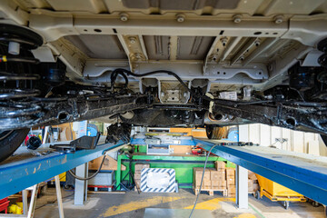 Garage en train de réparer une voiture