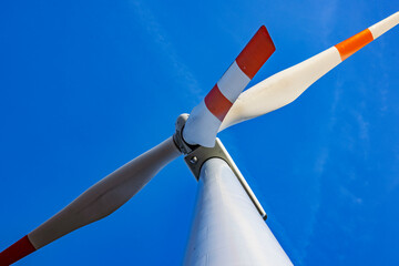 Rotorblätter eines Windrads vor blauem Himmel
