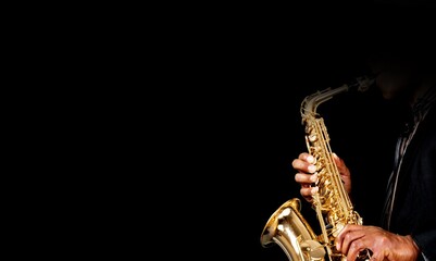 Obraz premium Young man playing musical instrument under spotlight