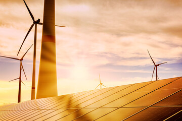 Solaranlage und Windräder bei sonnenuntergang