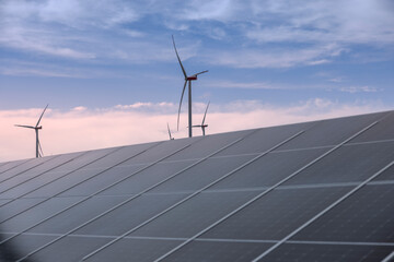 Solaranlage und Windräder bei Sonnenuntergang