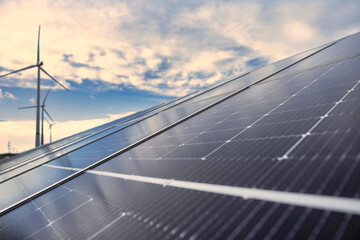 Solaranlage und Windr&auml;der bei Sonnenuntergang