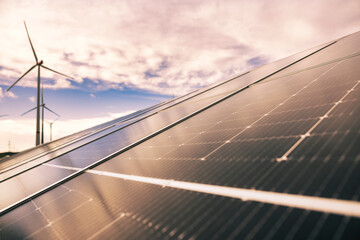 Solaranlage und Windräder bei Sonnenuntergang