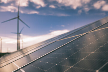 Solaranlage und Windr&auml;der bei Sonnenuntergang