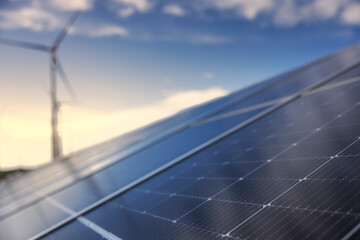 Solaranlage und Windräder bei Sonnenuntergang