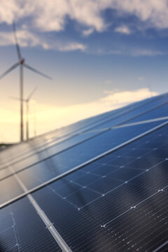 Solaranlage und Windr&auml;der bei Sonnenuntergang