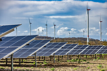 Solaranlage und Windräder