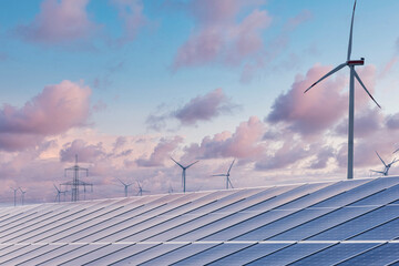 Solaranlage und Windräder bei Sonnenuntergang