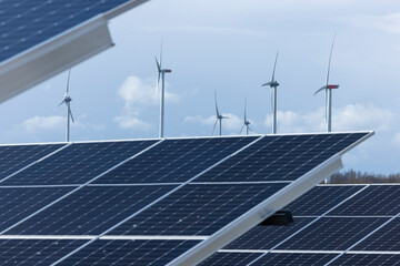 Solaranlage und Windräder