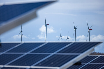 Solaranlage und Windräder
