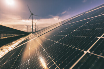 Solaranlage und Windräder bei Sonnenuntergang