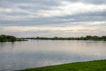 Ruhe und Entspannung - die Donau bei Regensburg an einem frühen Sommerabend
