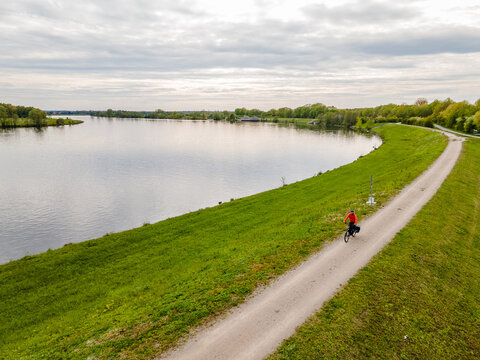 Einzelner Radfahrer auf dem Donauradweg am sp&auml;ten Nachmittag