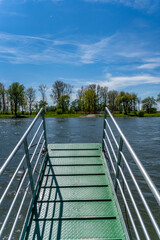 Obraz premium Personenfähre in Niederalteich: Überfahrt an der Donau