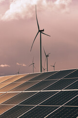 Solaranlage und Windräder bei Sonnenuntergang