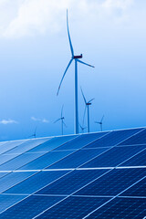 Solaranlage und Windrad bei wolkigem Himmel