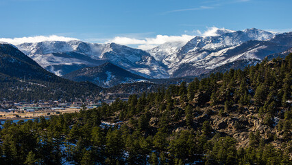Fototapeta premium Discover the beauty and charm of Estes Park, where breathtaking mountain views, outdoor adventures, and unforgettable memories await in the heart of Colorado