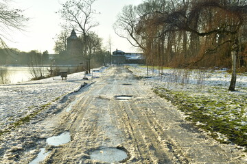 Route verglacée avec nids de poules au domaine d'Arenberg à Enghien 