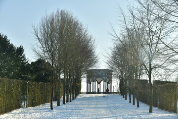 La silhouette du Pavillon des Sept &Eacute;toiles au bout de l'all&eacute;e sous la neige au domaine d'Arenberg &agrave; Enghien 