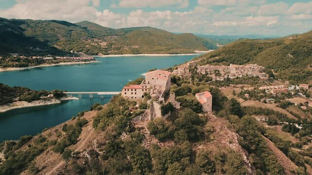 Tournaround over the lake of Castello di Tora