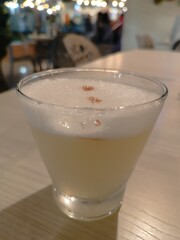 Cóctel de pisco sour elaborado con pisco peruano, almíbar de goma, limón, clara de huevo y hielo. Delicioso