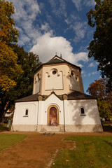 Kości&oacute;ł protestancki wśr&oacute;d drzew na tle błękitnego nieba