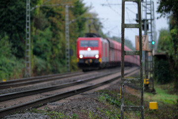 Güterzug auf freier Strecke - Stockfoto