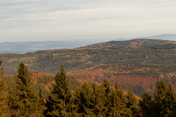 panorama wzg&oacute;rz i las&oacute;w rozciągająca się ze szczytu g&oacute;ry