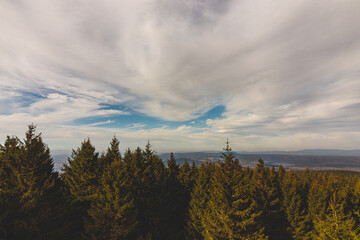 panorama wzg&oacute;rz i las&oacute;w rozciągająca się ze szczytu g&oacute;ry