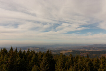 panorama wzgórz i lasów rozciągająca się ze szczytu góry