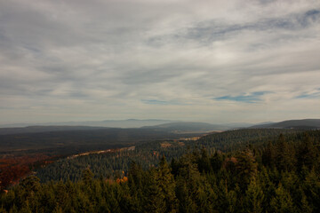 panorama wzgórz i lasów rozciągająca się ze szczytu góry