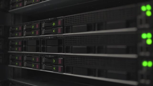 Server-Rack mit blinkenden LEDs &ndash; moderner Datenzentrum-Betrieb in Aktion