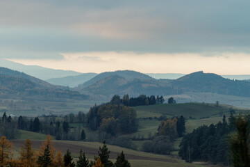 panorama wzg&oacute;rz i las&oacute;w rozciągająca się ze szczytu g&oacute;ry