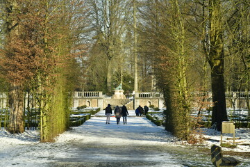 Promenade vers le jardin des fleurs en hiver au domaine d'Arenberg à Enghien 