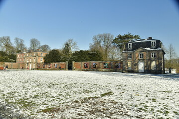 La pelouse sous une fine couche de neige à l'entrée principale du domaine d'Arenberg à Enghien 