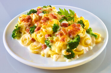 Nudelbrokkoli Auflauf mit Schinken, pasta, Tellergericht, sauce, Gemüse, 