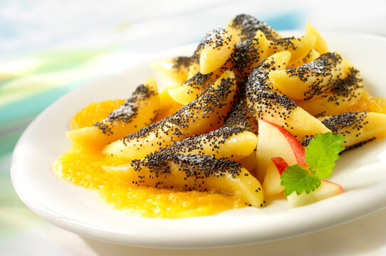Mohnnudeln, Schupfnudeln mit Mohn auf weissem Teller, Apfel, s&uuml;ss, Dessert, 