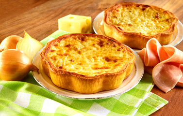 Zwiebelkuchen mit gruen weiss karierter Decke, überbacken, käse, Gratin, 