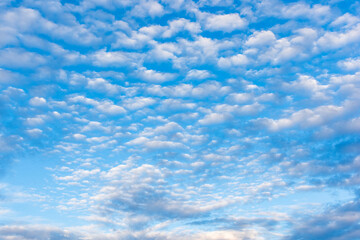 Diferentes formaciones de nubes en el cielo azul	por la tarde