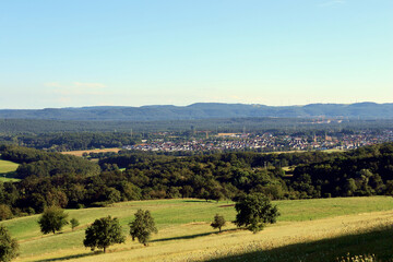 Aussicht ins Nordpfälzer Bergland und Weilerbach vom kleinen Ort Eulenbis in der Verbandsgemeinde Weilerbach im Landkreis Kaiserslautern. Aussicht vom Premium-Wanderweg Teufelstour. 