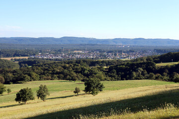 Aussicht ins Nordpfälzer Bergland und Weilerbach vom kleinen Ort Eulenbis in der Verbandsgemeinde...