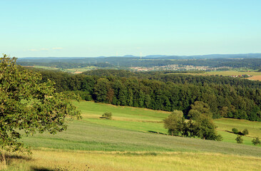 Obraz premium Aussicht ins Nordpfälzer Bergland vom kleinen Ort Eulenbis in der Verbandsgemeinde Weilerbach im Landkreis Kaiserslautern. Aussicht vom Premium-Wanderweg Teufelstour. 